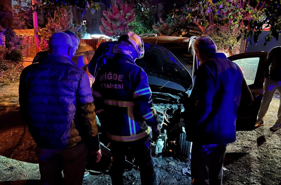 Niğde’de park halindeki otomobil yandı