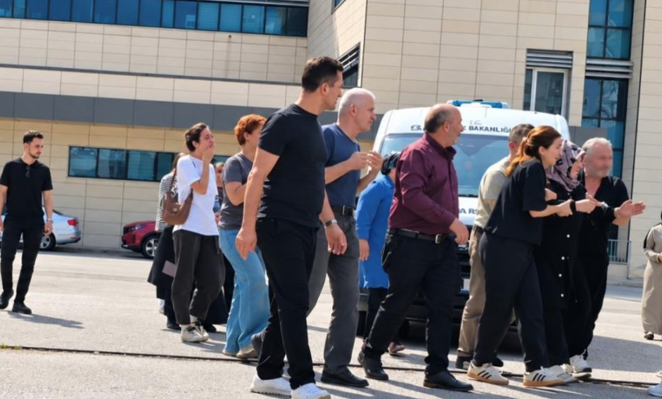 Antalya’da kürek sörfü yaparken hayatını kaybeden genç Kocaeli’ye uğurlandı