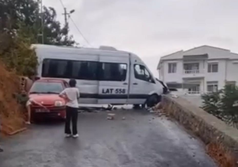 Sarıyer’de okul servisi duvara çarptı: Şoför yaralandı