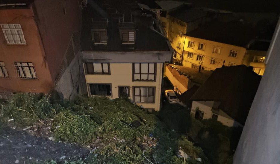 Eyüpsultan’da toprak kaydı, apartman tahliye edildi