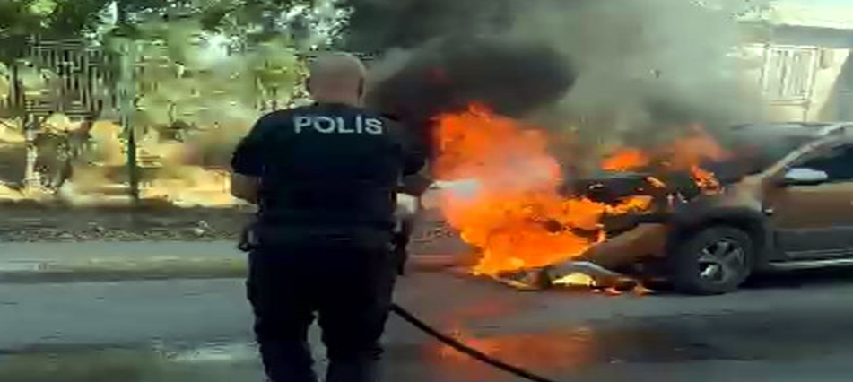 Avcılar’da alev alan otomobile yunus polisleri müdahale etti