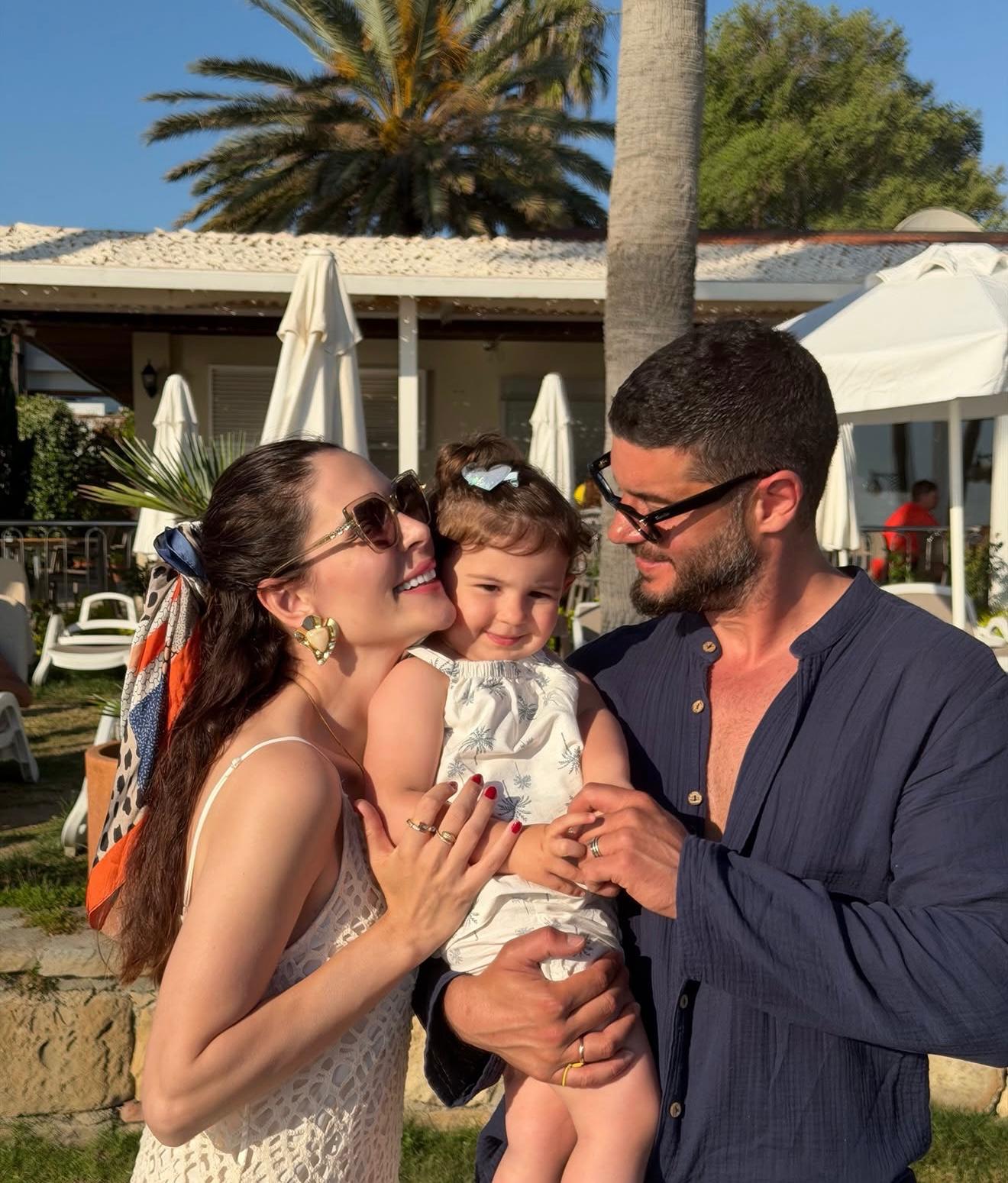 Berk Oktay ve Yıldız Çağrı Atiksoy'dan romantik poz