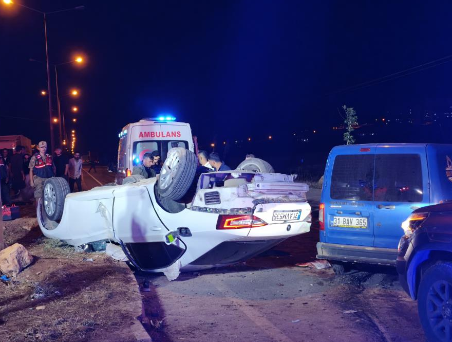 Hatay’da feci kaza: Takla atan otomobil 2 tır sürücüsüne çarptı