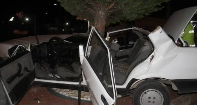 Konya’da otomobil refüjdeki ağaca çarptı: 2 yaralı