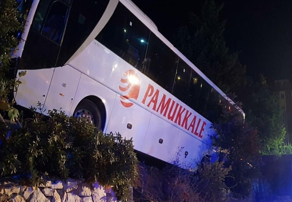 Manisa’da yolcu otobüsü yoldan çıktı: 18 kişi yaralandı