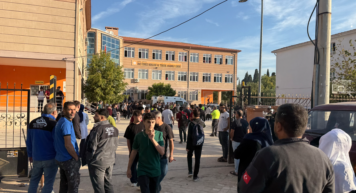 Turgutlu'da okul önünde silahlı saldırı: 10 öğrenci yaralandı