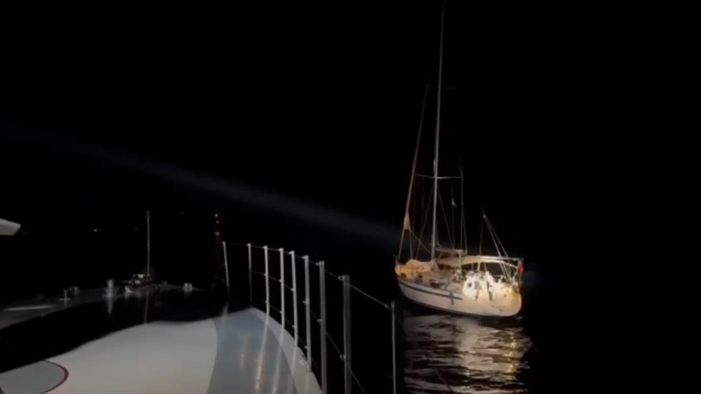 Urla açıklarında yelkenli teknede 11 düzensiz göçmen yakalandı