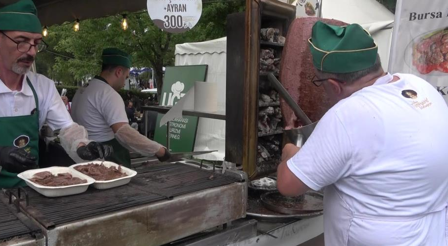 Bursa'da 3 metrelik tabakta döner kebap ikramı