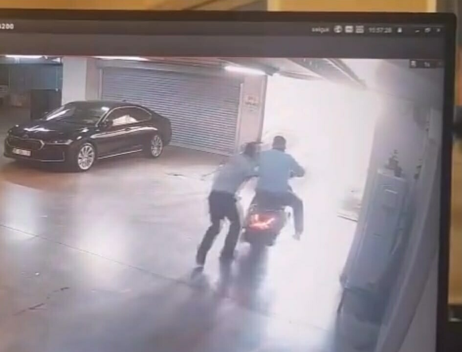 Çiğli Belediye Başkanı’nın makam aracına saldırı kamerada