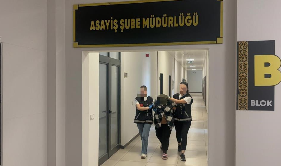 Babasını öldüren annesinin gözyaşlarını sildi