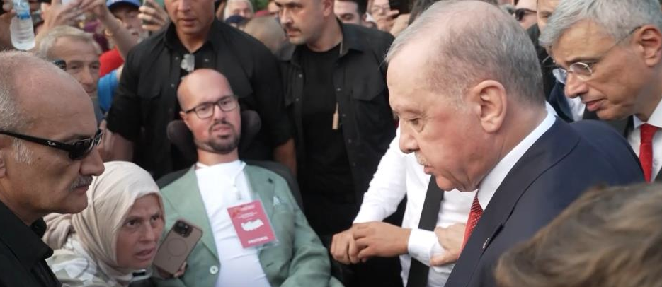 Erdoğan’ın otobüsünü durdurup yanına gittiği Emre Vural konuştu