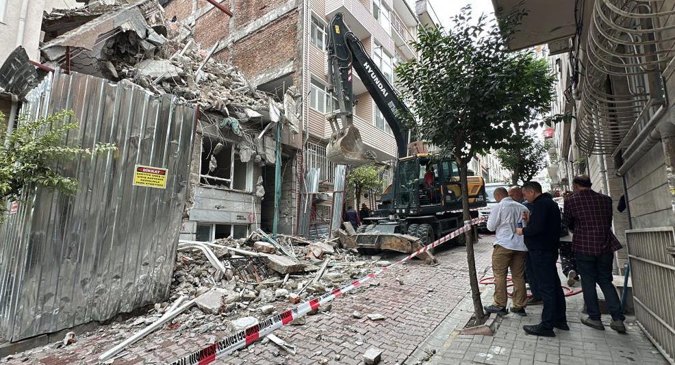 Beşiktaş'ta kentsel dönüşüm yıkımı sırasında çökme