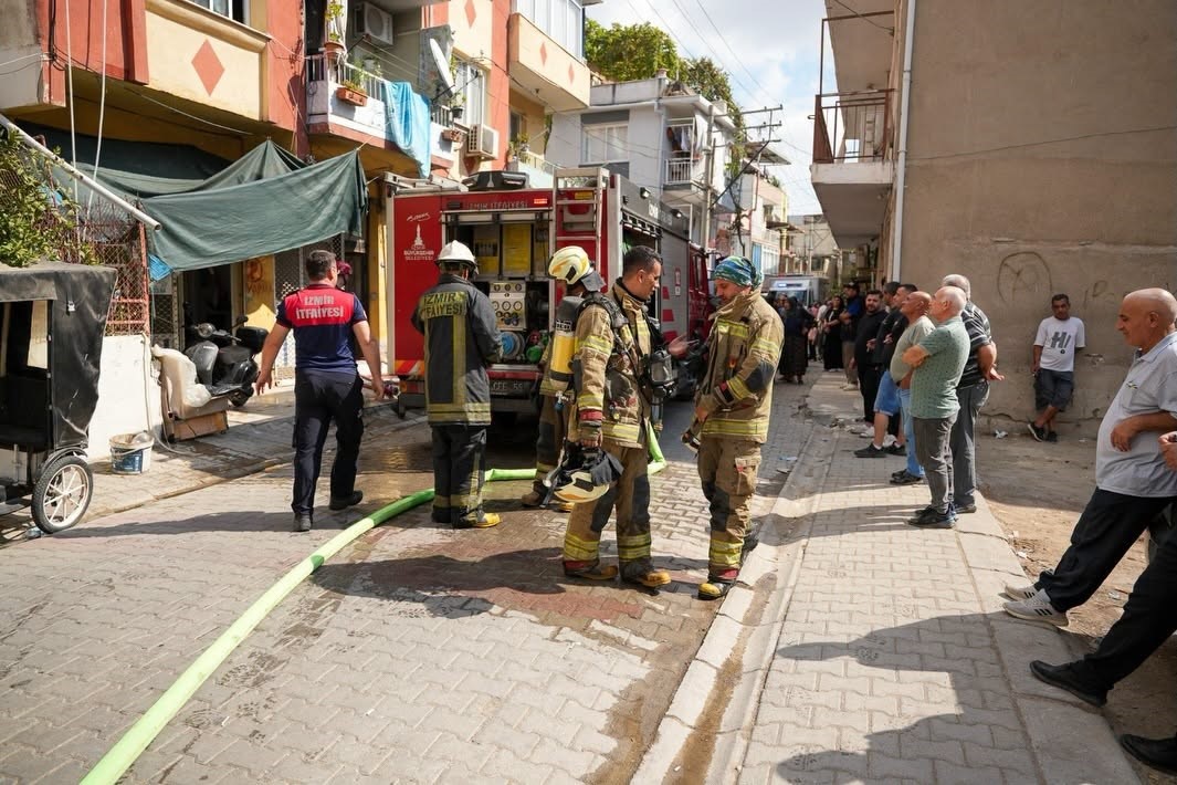 Bayraklı’da ev yangını: 2 kişi hastaneye kaldırıldı