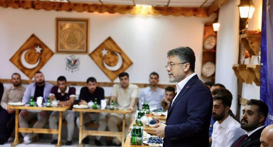 Bakan Yumaklı Erzincan’da gençlerle bir araya geldi
