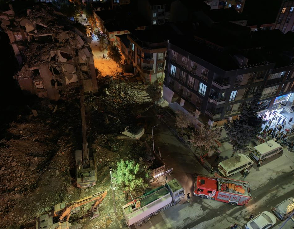 Küçükçekmece’de yıkım sırasında bina çöktü: 3 kişi yaralandı